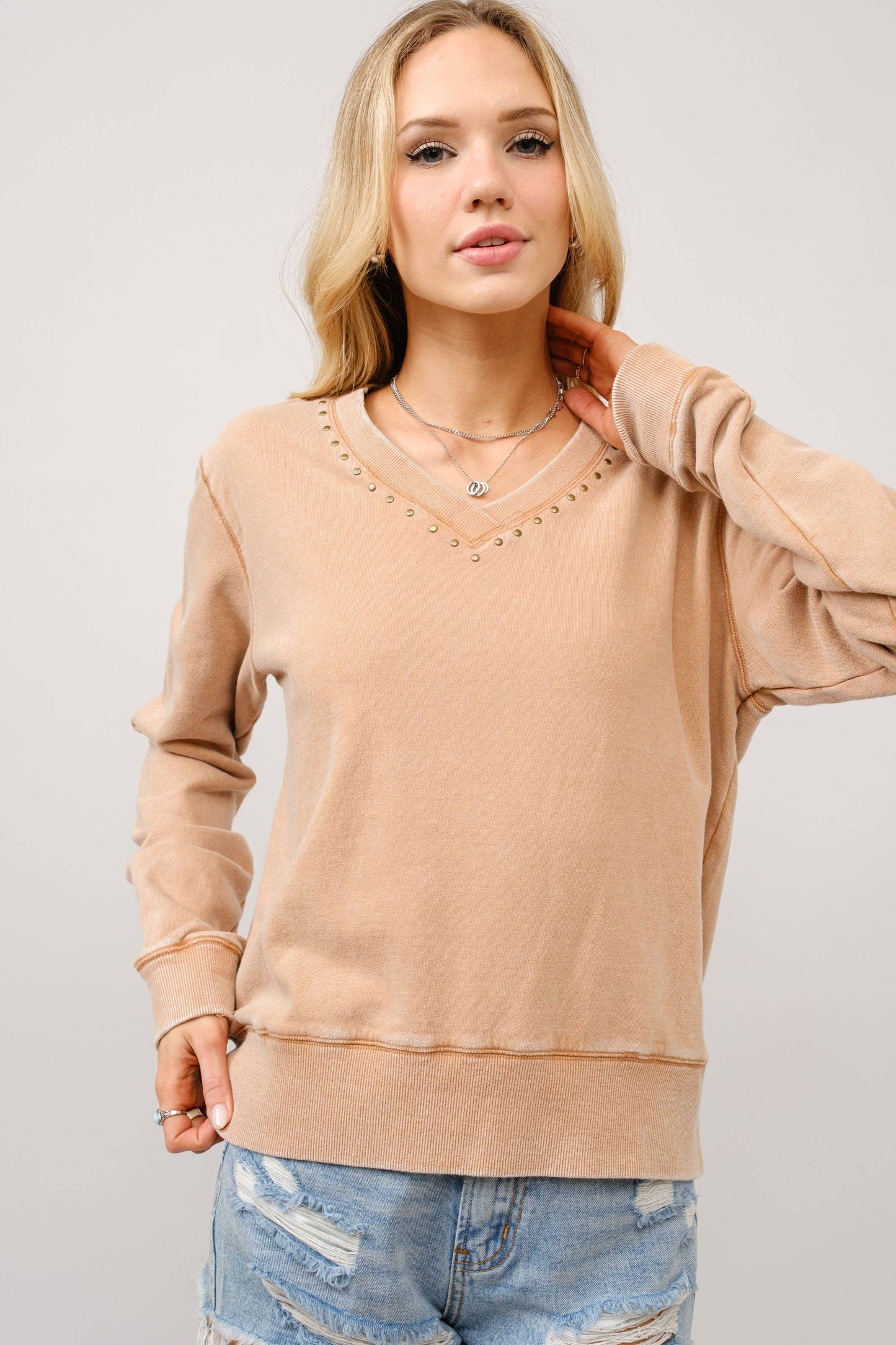 91035T - Garment Washed V Neck Studded Pullover