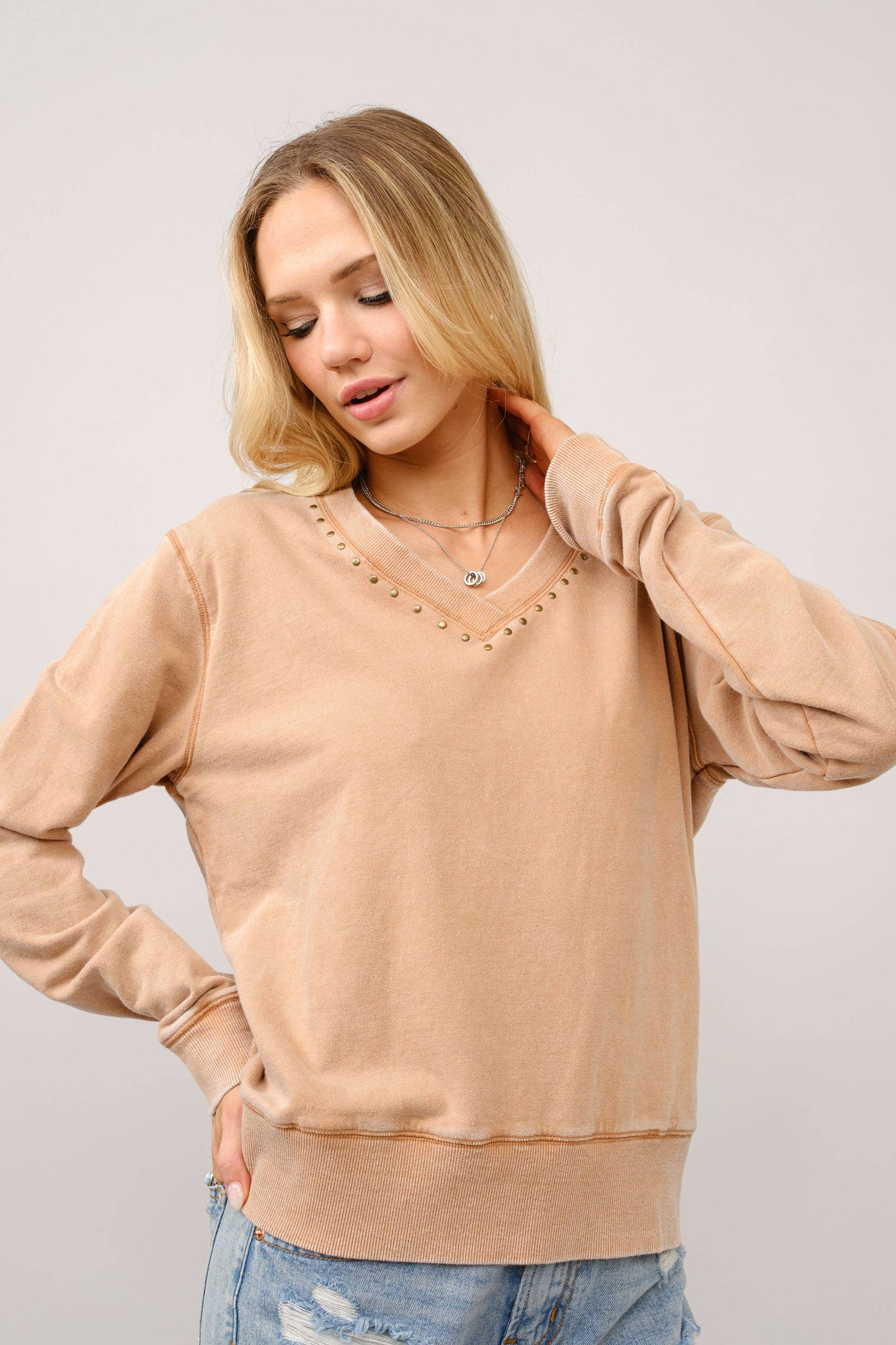 91035T - Garment Washed V Neck Studded Pullover